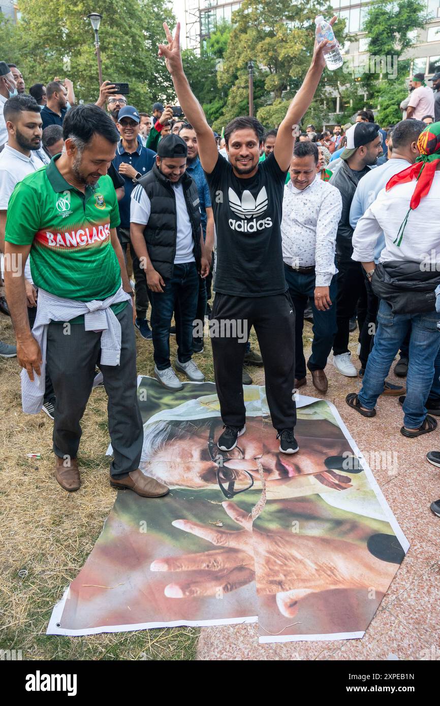 London, UK, 05. August 2024. Die Menschen nehmen an einer Kundgebung im Alta Ali Park Aldgate, East London, Teil, um den Sturz der Regierung von Bangladesch, Sheikh Hasina, zu feiern. Nach 15 Jahren an der Macht verließ der Premierminister Bangladeschs plötzlich das Land, nachdem Proteste für einen gerechteren Zugang zu Regierungsstellen bestanden hatten. Quelle: A.A. Gill/Alamy Live News Stockfoto