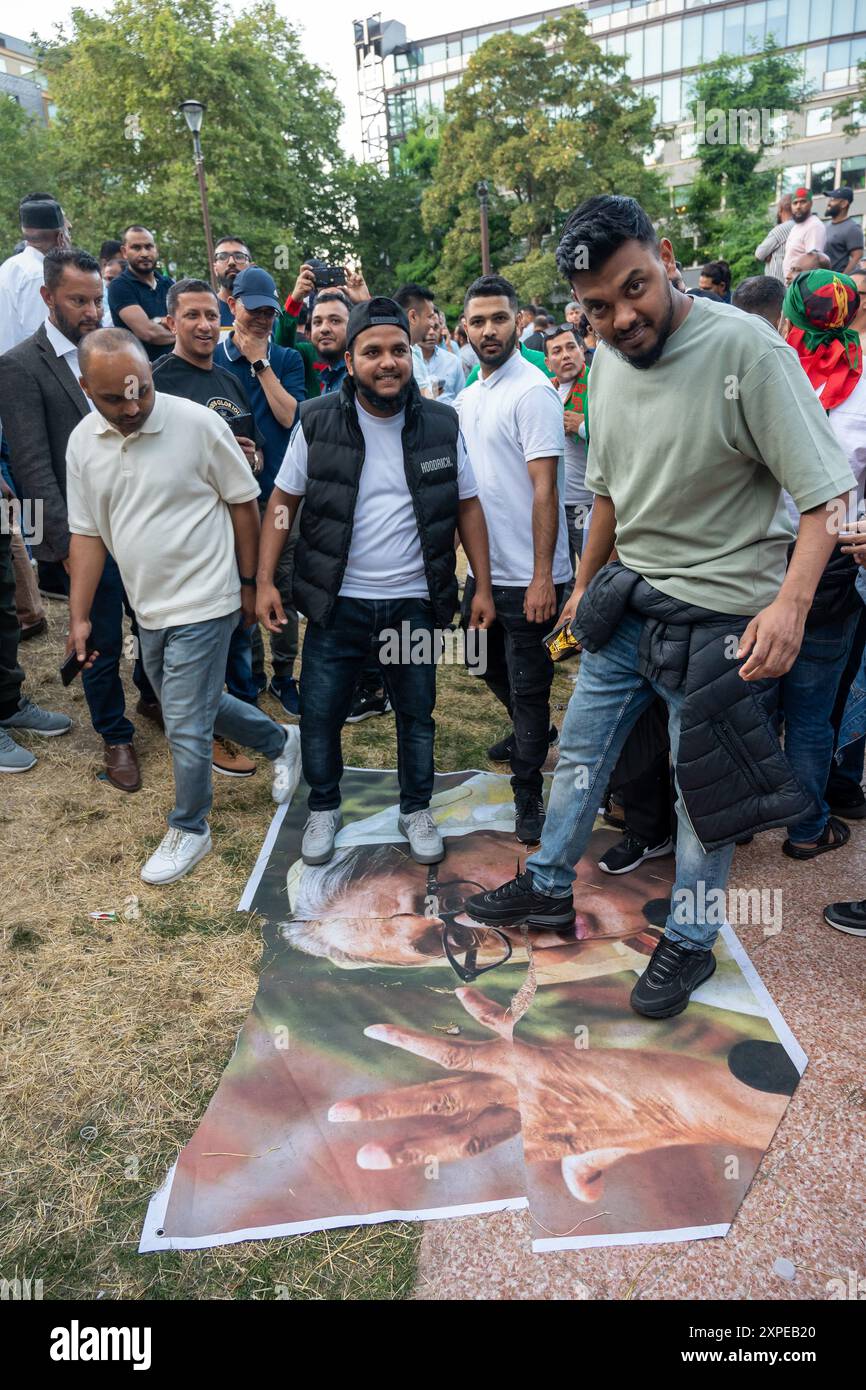 London, UK, 05. August 2024. Die Menschen nehmen an einer Kundgebung im Alta Ali Park Aldgate, East London, Teil, um den Sturz der Regierung von Bangladesch, Sheikh Hasina, zu feiern. Nach 15 Jahren an der Macht verließ der Premierminister Bangladeschs plötzlich das Land, nachdem Proteste für einen gerechteren Zugang zu Regierungsstellen bestanden hatten. Quelle: A.A. Gill/Alamy Live News Stockfoto