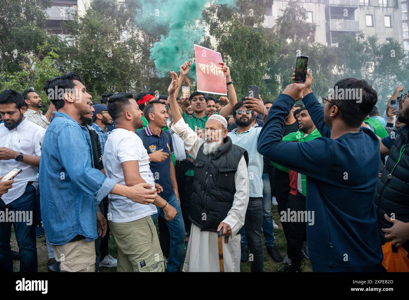 London, UK, 05. August 2024. Die Menschen nehmen an einer Kundgebung im Alta Ali Park Aldgate, East London, Teil, um den Sturz der Regierung von Bangladesch, Sheikh Hasina, zu feiern. Nach 15 Jahren an der Macht verließ der Premierminister Bangladeschs plötzlich das Land, nachdem Proteste für einen gerechteren Zugang zu Regierungsstellen bestanden hatten. Quelle: A.A. Gill/Alamy Live News Stockfoto