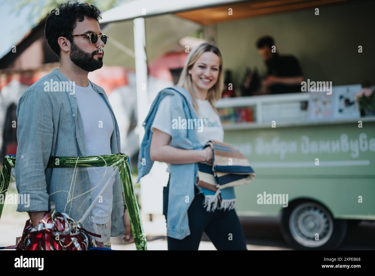 Multirassische Freunde lächeln und genießen einen Tag in der Nähe eines Food Trucks Stockfoto