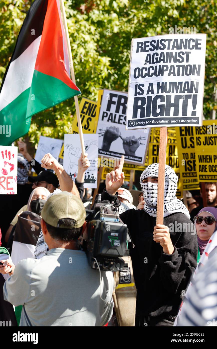 „Rally for Return: All out for Gaza“ vor dem israelischen Generalkonsulat am 14. Oktober 2023 in Los Angeles. Foto: Raquel G. Frohlich. Stockfoto