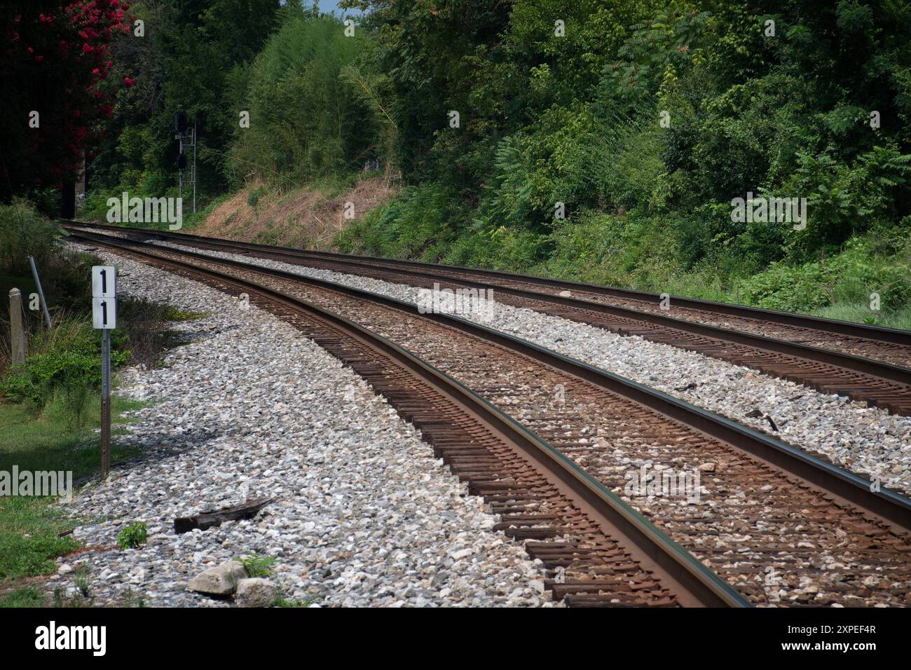 Eail-Linie, die um eine Kurve geht Stockfoto