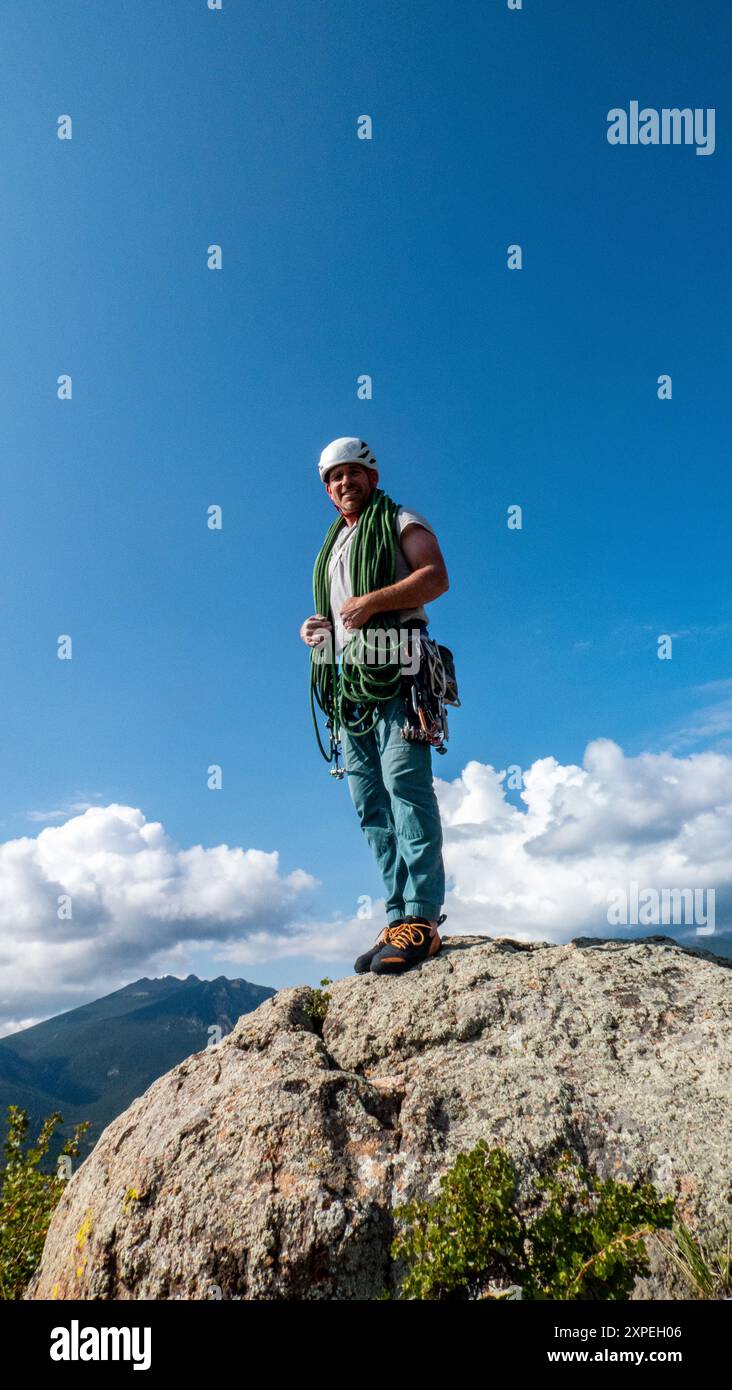 Männlicher Kletterer mit einem Erwachsenen steht auf dem Gipfel des Thumb Butte, Estes Park, Colorado Stockfoto