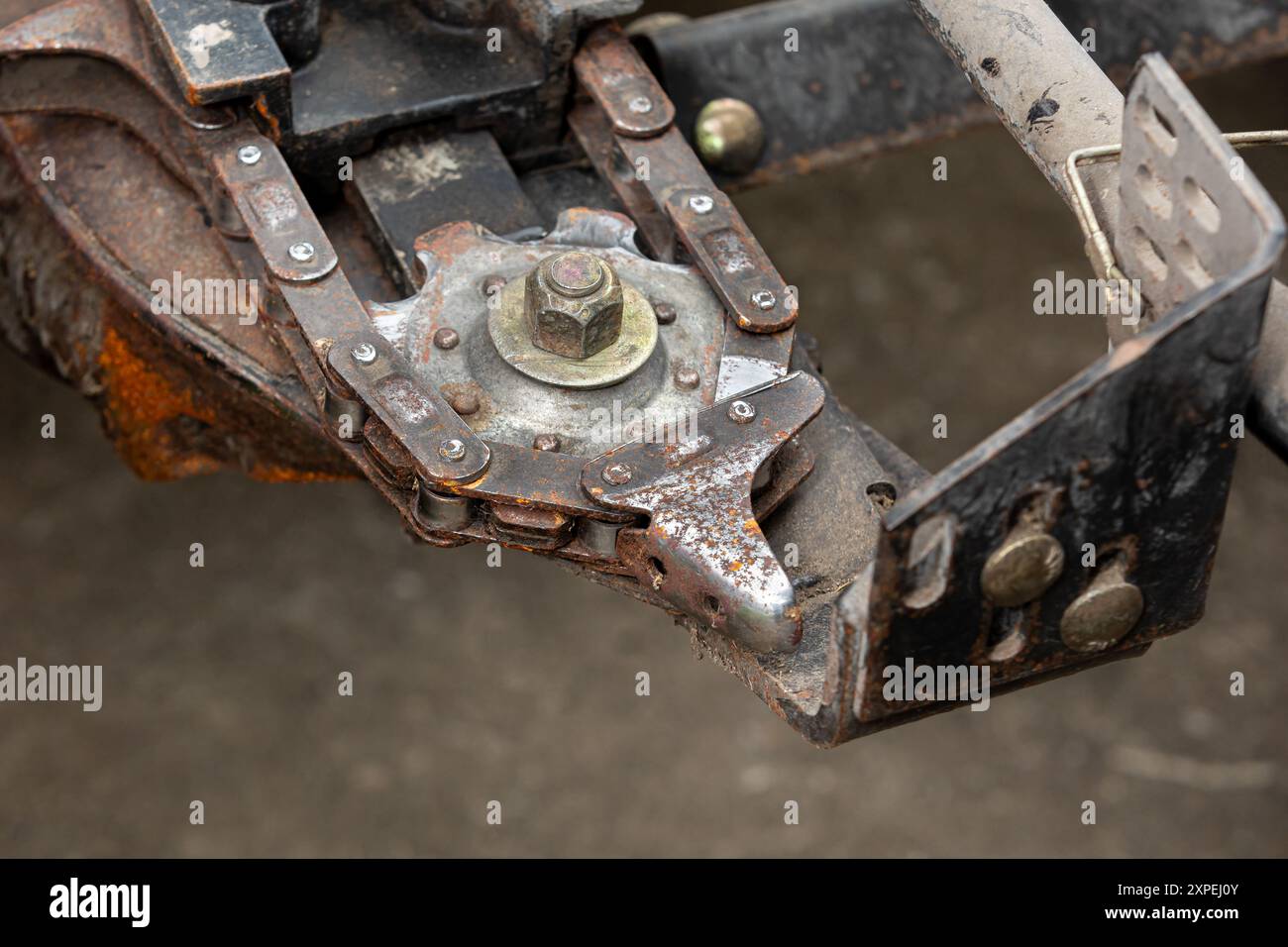 Aufnehmerkette am Maisschneidwerk des Mähdreschers. Wartungs-, Reparatur- und Servicekonzept für landwirtschaftliche Geräte. Stockfoto
