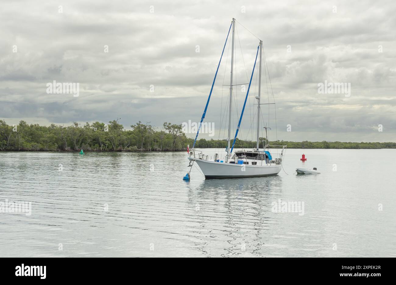 Segelyacht liegt an einem bewölkten Tag im Salacia Waters Area Paradise Point, Gold Coast, Australien. Stockfoto