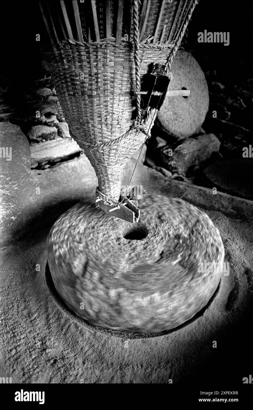 Ein Steinwasserrad mahlt Getreide in einem Dorf in den mittleren Hügeln - Nepal Stockfoto