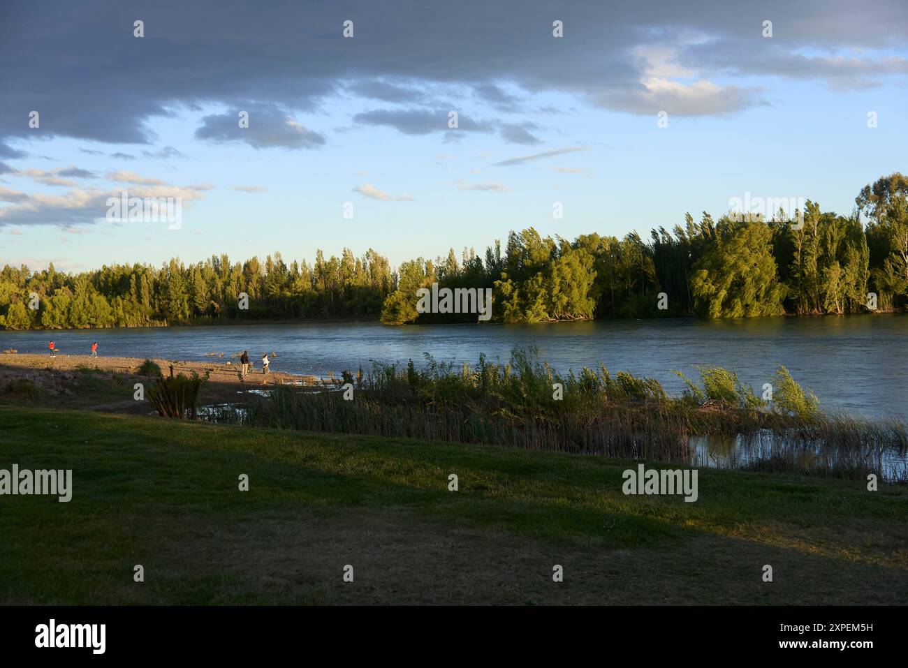 Neuquen, Argentinien, 28. November 2023: Limay-Ufer bei Sonnenuntergang an einem Frühlingstag. Stockfoto