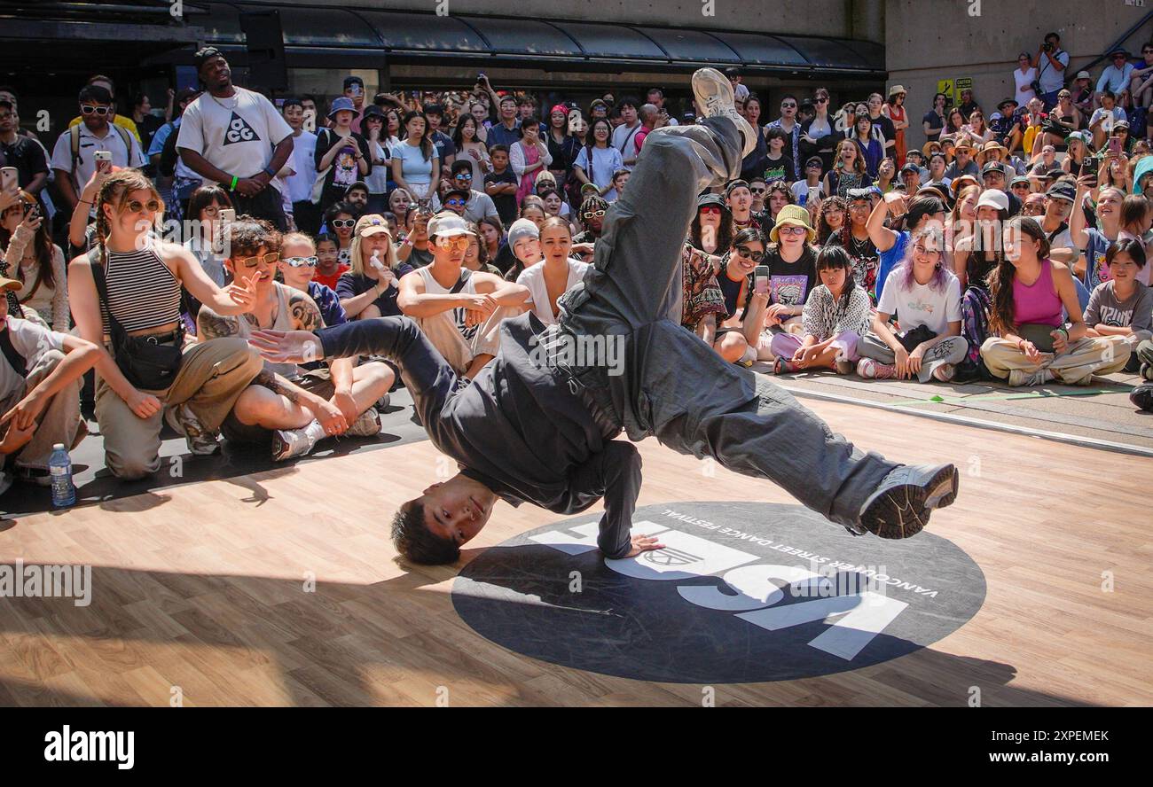 Vancouver, Kanada. August 2024. Ein Breakdancer tritt an einer Tanzbesprechung während des Vancouver Street Dance Festivals 2024 am Robson Square in Vancouver, British Columbia, Kanada, am 5. August 2024 an. Tänzer aus aller Welt präsentierten verschiedene Street Dance Stile durch Tanzschlachten, Performances und Workshops. Quelle: Liang Sen/Xinhua/Alamy Live News Stockfoto