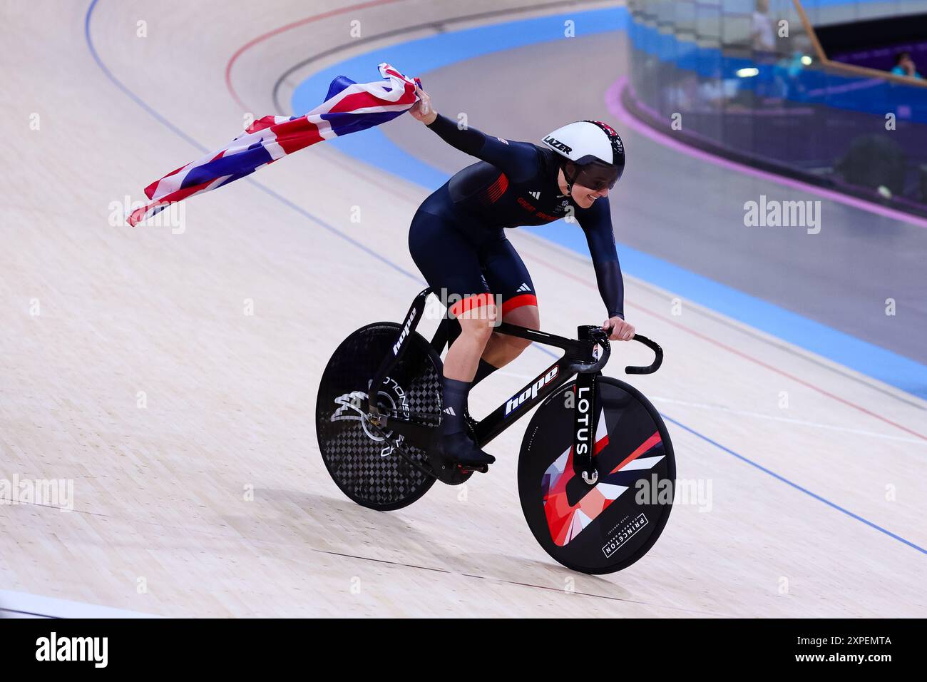 Paris, Frankreich, 5. August 2024. Großbritannien feiert den Goldgewinn im Sprint-Finale des Radsportteams der Frauen während der Olympischen Spiele 2024 in Paris am 5. August 2024 im National Velodrone. Quelle: Pete Dovgan/Speed Media/Alamy Live News Stockfoto