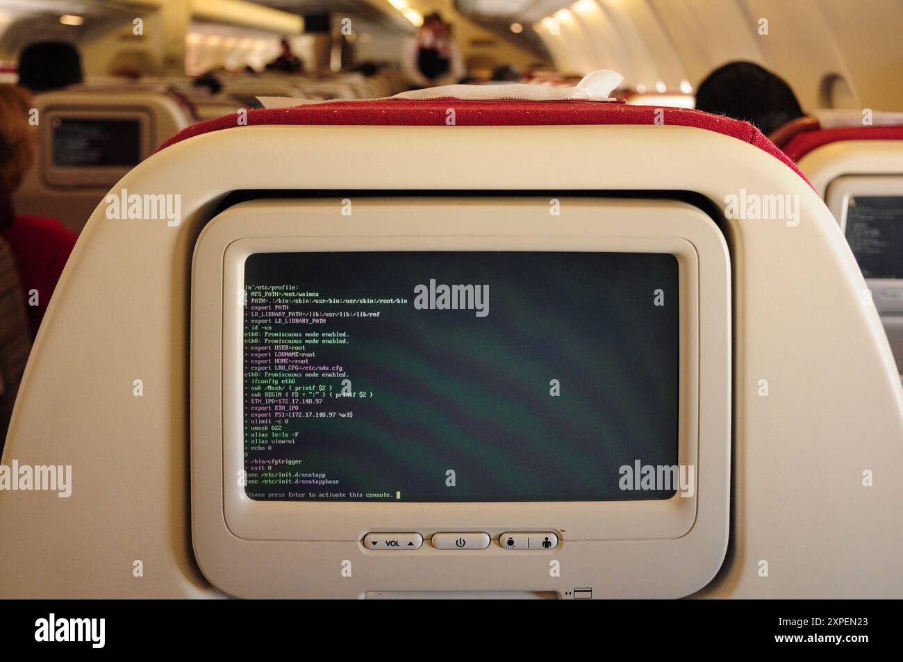 Flugzeugsitz mit Linux-Terminal auf dem Bordunterhaltungs-Bildschirm Stockfoto