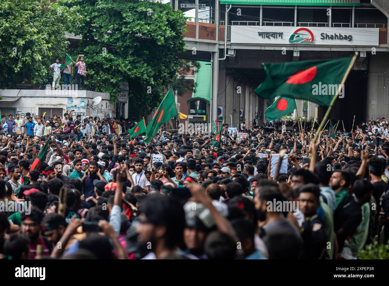 Dhaka, Bangladesch. August 2024. Regierungsfeindliche Demonstranten nehmen an den Feierlichkeiten Teil. Tausende von Menschen feiern den Rücktritt des Ministerpräsidenten von Bangladesch, Scheich Hasina. Die Proteste in Bangladesch, die im Juli als von Studenten geführte Demonstrationen gegen die Einstellungsregeln der Regierung begannen, gipfelten am 5. August, als der Premierminister flüchtete und das Militär ankündigte, eine Interimsregierung zu bilden. (Foto: Sazzad Hossain/SOPA Images/SIPA USA) Credit: SIPA USA/Alamy Live News Stockfoto