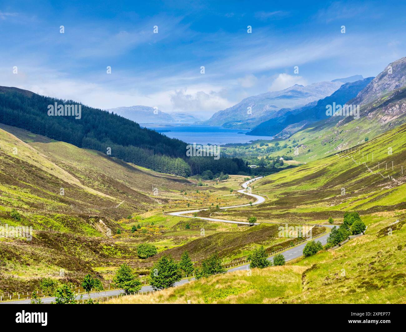 Glen Docherty und die gewundene Straße nach Loch Maree, Schottland, Großbritannien Stockfoto