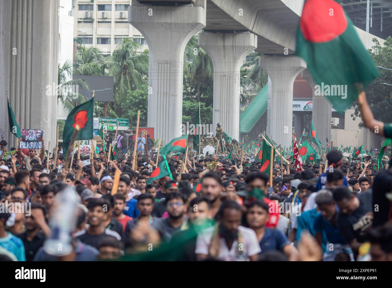 Dhaka, Bangladesch. August 2024. Regierungsfeindliche Demonstranten nehmen an den Feierlichkeiten Teil. Tausende von Menschen feiern den Rücktritt des Ministerpräsidenten von Bangladesch, Scheich Hasina. Die Proteste in Bangladesch, die im Juli als von Studenten geführte Demonstrationen gegen die Einstellungsregeln der Regierung begannen, gipfelten am 5. August, als der Premierminister flüchtete und das Militär ankündigte, eine Interimsregierung zu bilden. (Foto: Sazzad Hossain/SOPA Images/SIPA USA) Credit: SIPA USA/Alamy Live News Stockfoto