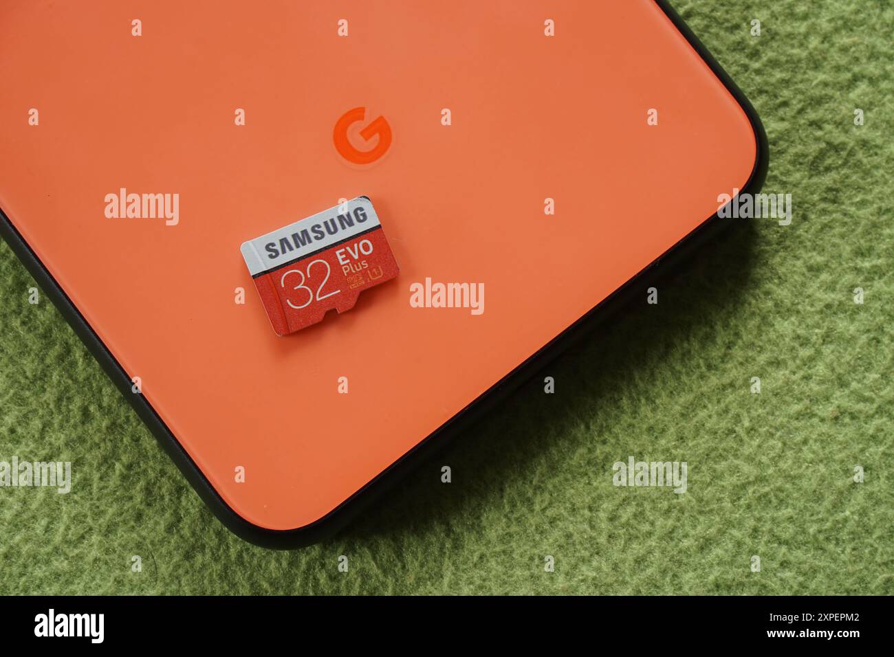 Terengganu, Malaysia - 23. August 2024 : Großaufnahme der samsung 32 GB microsd-Karte auf der Rückseite google Pixel 4 Telefone auf grünem Hintergrund. Stockfoto