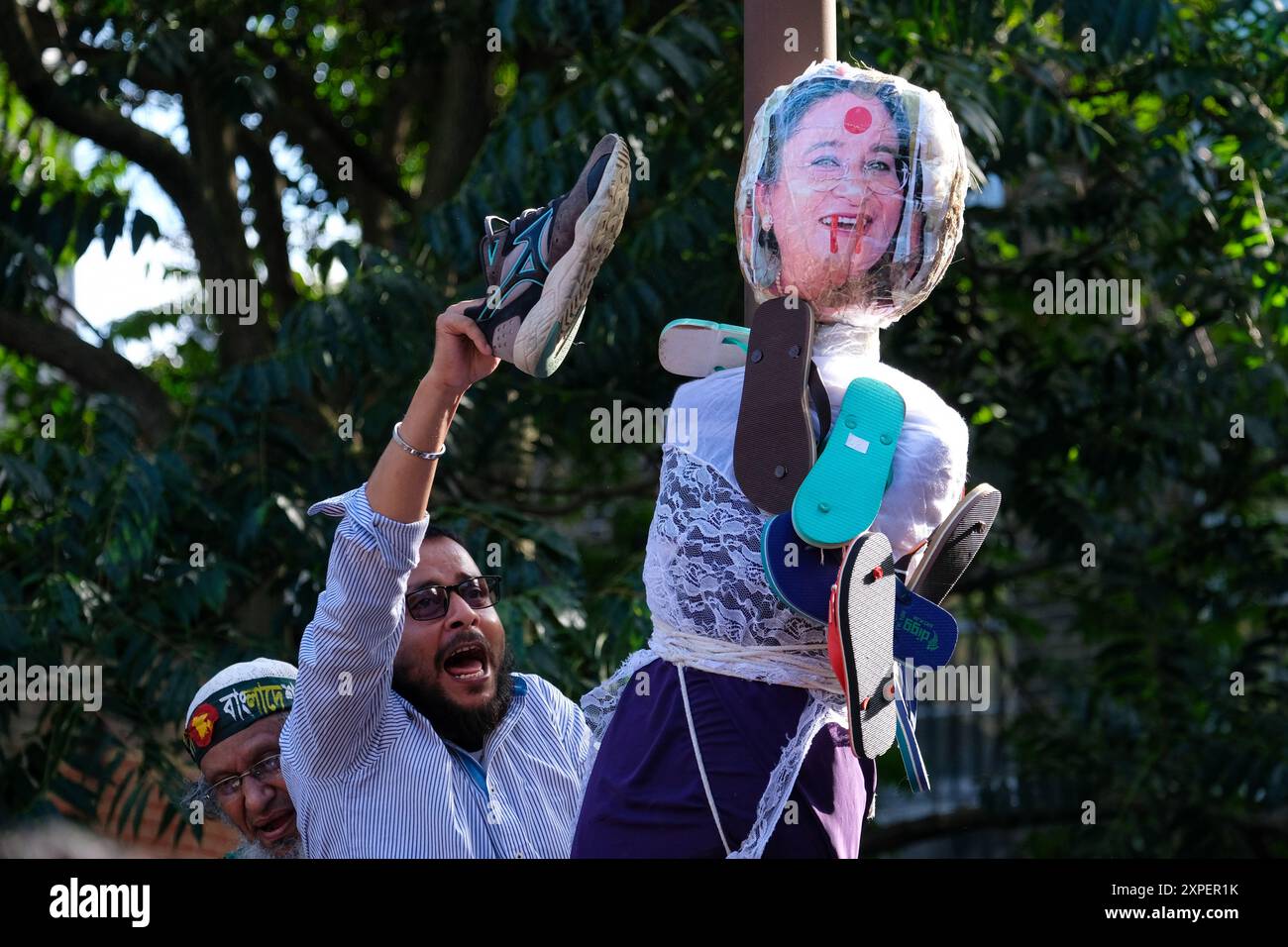 London, UK, 5. August 2024. Die britisch-bangladeschische Gemeinde feierte die Nachricht vom Rücktritt von Premierminister Sheikh Hasina im Altab Ali Park im Osten Londons. Ein Demonstrant streikt und Bildnis von Scheich Hasina. Studentenproteste im südasiatischen Land wegen der Beschäftigungsquoten für die am Befreiungskrieg von 1971 teilnehmenden Beamten führten zu einer zunehmenden Desatisierung der Führung von Frau Hasina. Quelle: Eleventh Photography/Alamy Live News Stockfoto