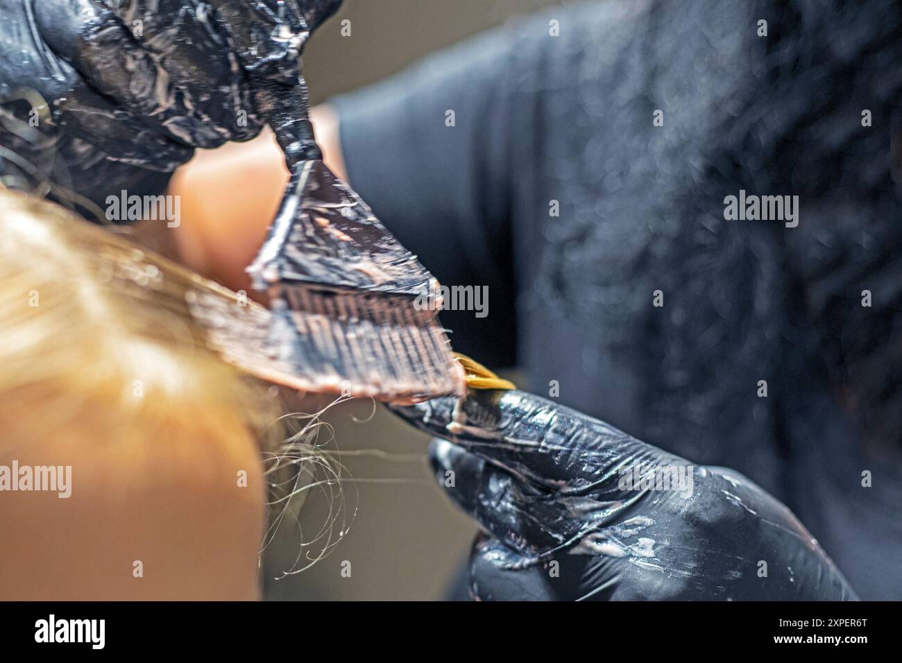 Schöne helle Färbung in hellen Rosa- und Violetönen auf hellen, langen Haaren. Modische Frisuren Stockfoto