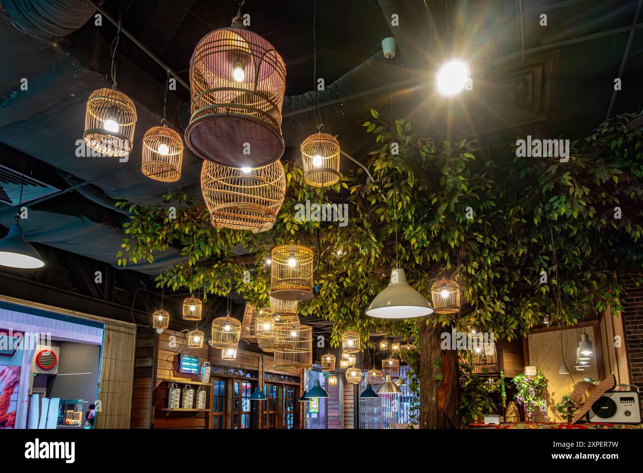 Dekorative Deckenleuchten im Stil von Laternen, die an der Decke eines Restaurants in George Town, Penang, Malaysia, hängen Stockfoto