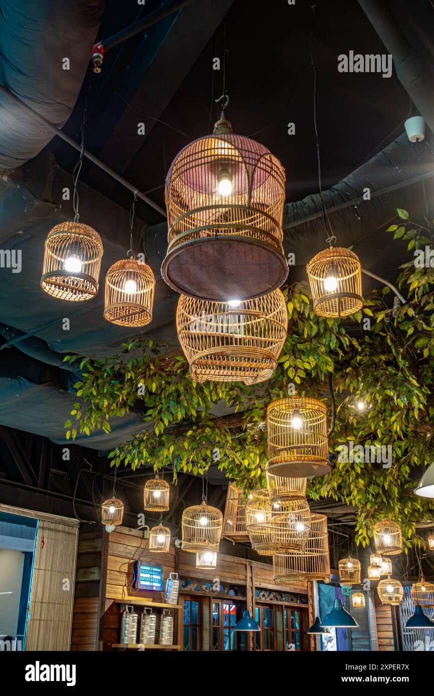 Dekorative Deckenleuchten im Stil von Laternen, die an der Decke eines Restaurants in George Town, Penang, Malaysia, hängen Stockfoto