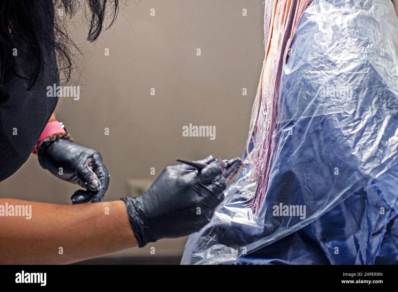Schöne helle Färbung in hellen Rosa- und Violetönen auf hellen, langen Haaren. Modische Frisuren Stockfoto