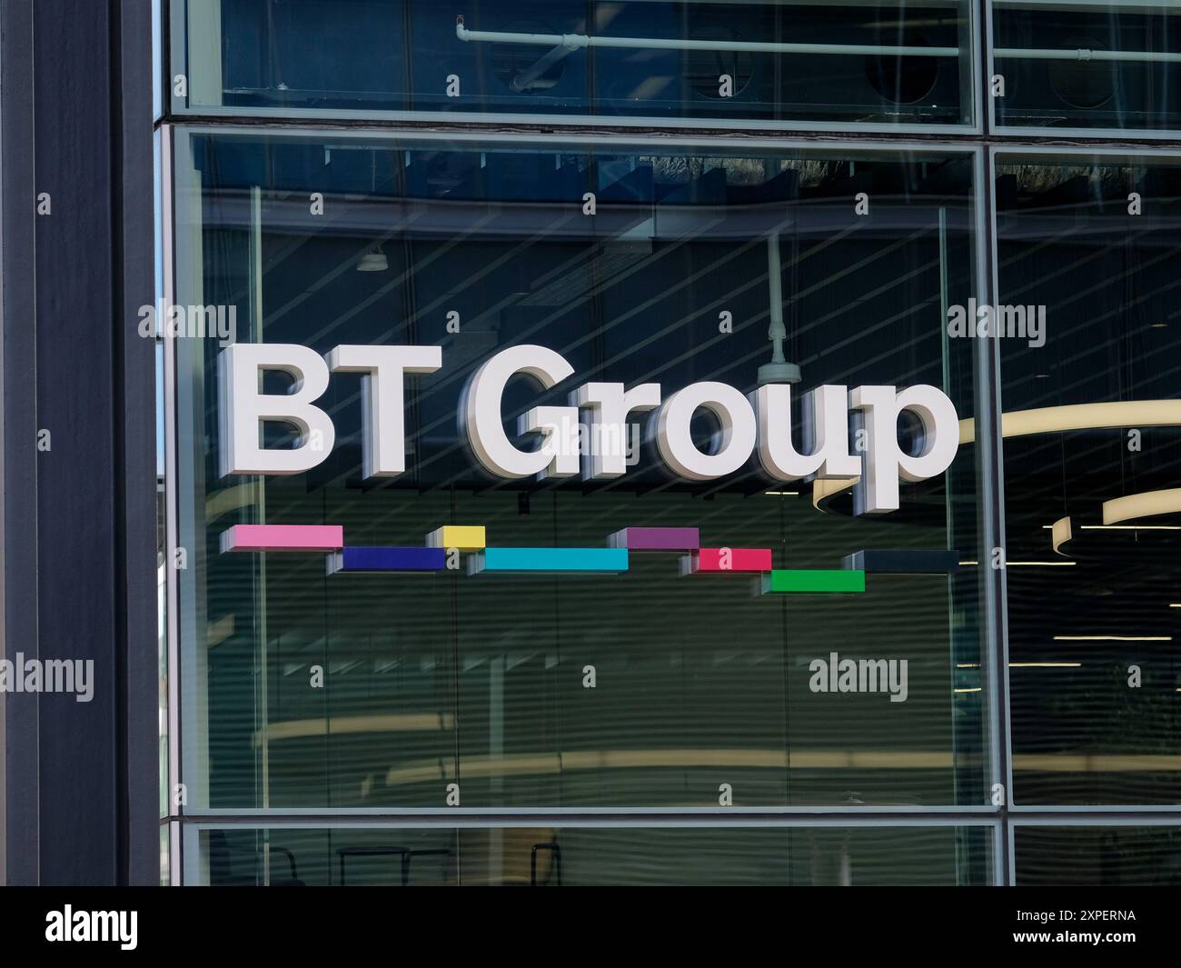 Logo der BT Group vor dem Hauptsitz des Telekommunikationsunternehmens Aldgate in London. Stockfoto