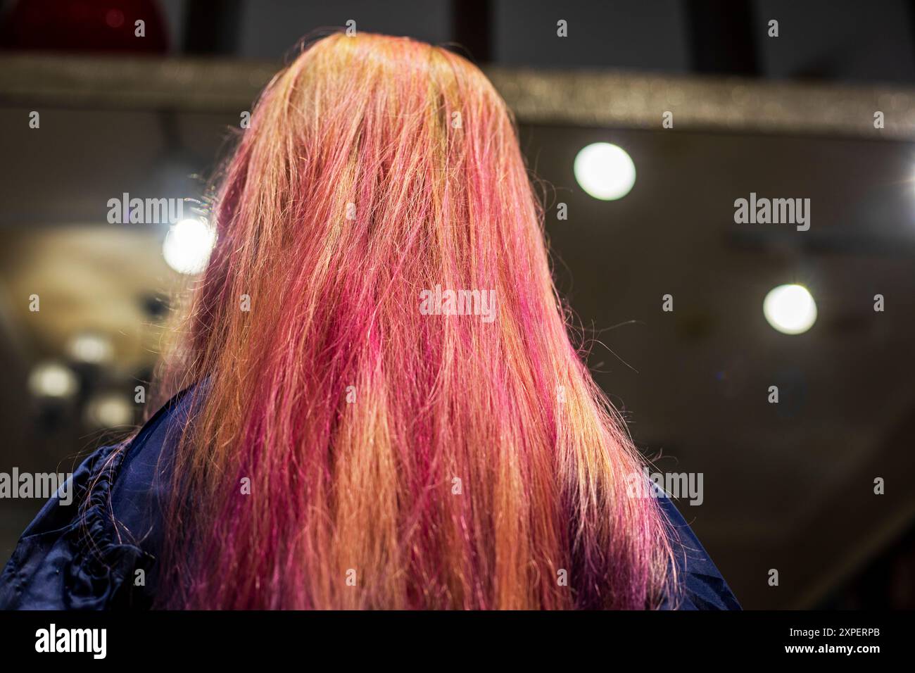 Schöne helle Färbung in hellen rosa lila Farben auf hellem Haar. Modische Frisuren Stockfoto