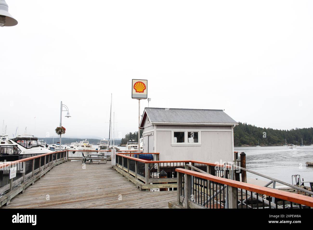 Friday Harbor, Washington, USA - 11. September 2021: Blick auf die Tankstelle der Marke Shell, die für Boote und Schiffe im Hafen bestimmt ist. Stockfoto