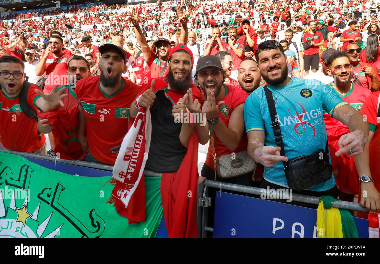 Marokkanische Fans jubeln ihre Spieler vor dem Halbfinalspiel der Männer zwischen Marokko und Spanien der Olympischen Spiele 2024 in Paris am 5. August 2024 im Marseille-Stadion in Marseille, Frankreich. Foto von Patrick Aventurier/ABACAPRESS. KOM Stockfoto