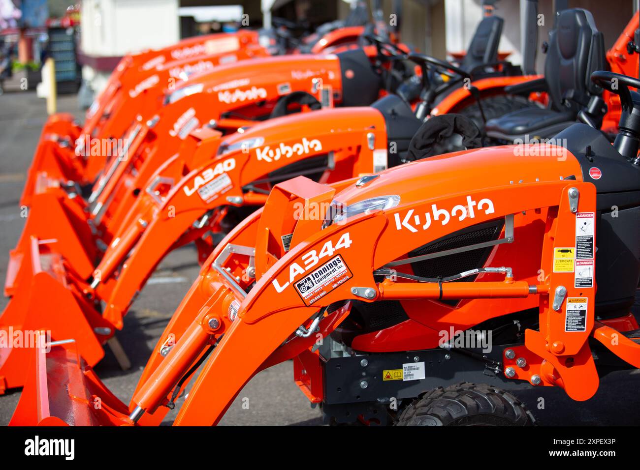 Puyallup, Washington, USA - 13.09.2021: Ein Blick auf eine Vielzahl von Kubota Wohnzugmaschinen, ausgestellt auf einer lokalen Messe. Stockfoto