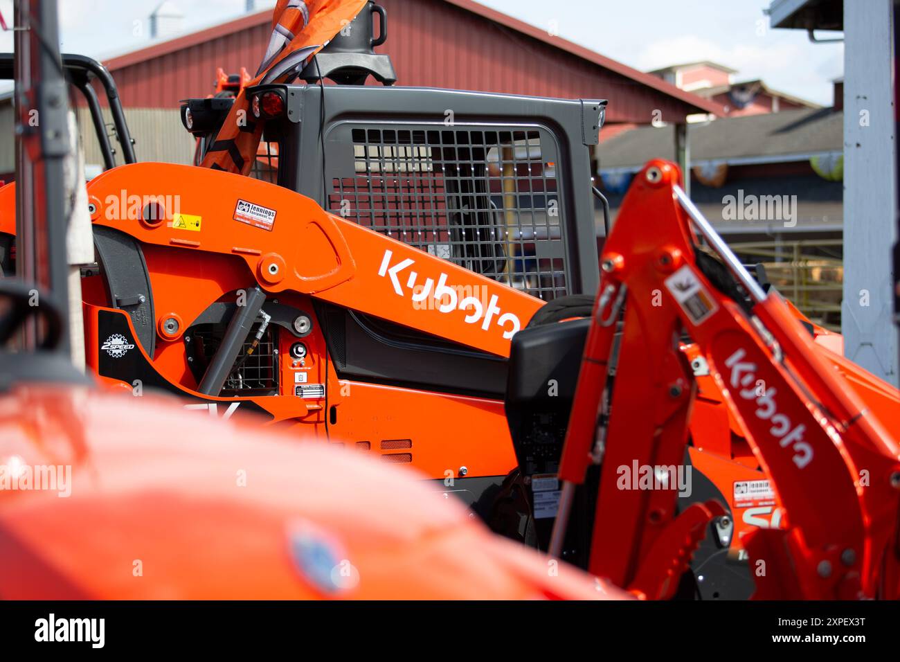 Puyallup, Washington, USA - 13.09.2021: Ein Blick auf eine Vielzahl von Kubota Wohnzugmaschinen, ausgestellt auf einer lokalen Messe. Stockfoto