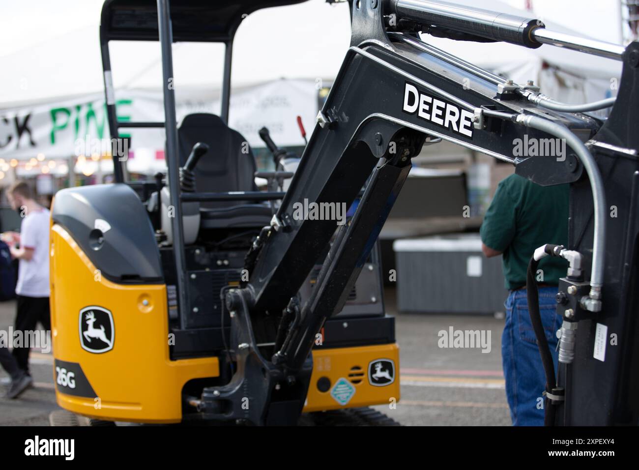 Puyallup, Washington, USA - 13. September 2021: Blick auf einen John Deere 26G Kompaktbagger. Stockfoto