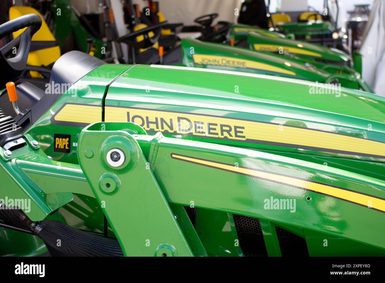 Puyallup, Washington, Vereinigte Staaten - 13. September 2021: Eine Ansicht mehrerer John Deere Wohntraktoren und Aushubarbeiten. Stockfoto