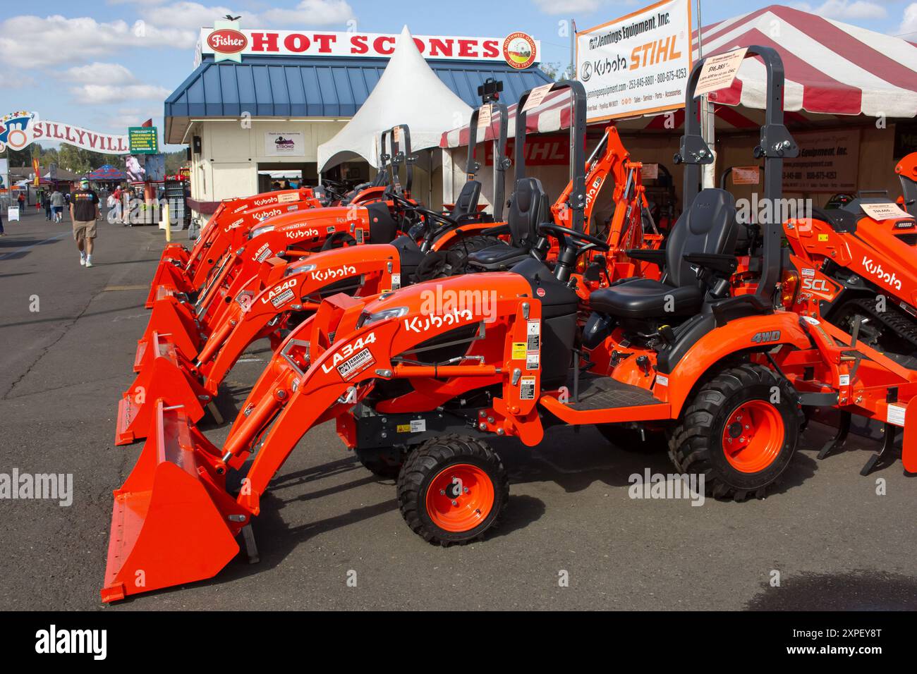 Puyallup, Washington, USA - 13.09.2021: Ein Blick auf eine Vielzahl von Kubota Wohnzugmaschinen, ausgestellt auf einer lokalen Messe. Stockfoto