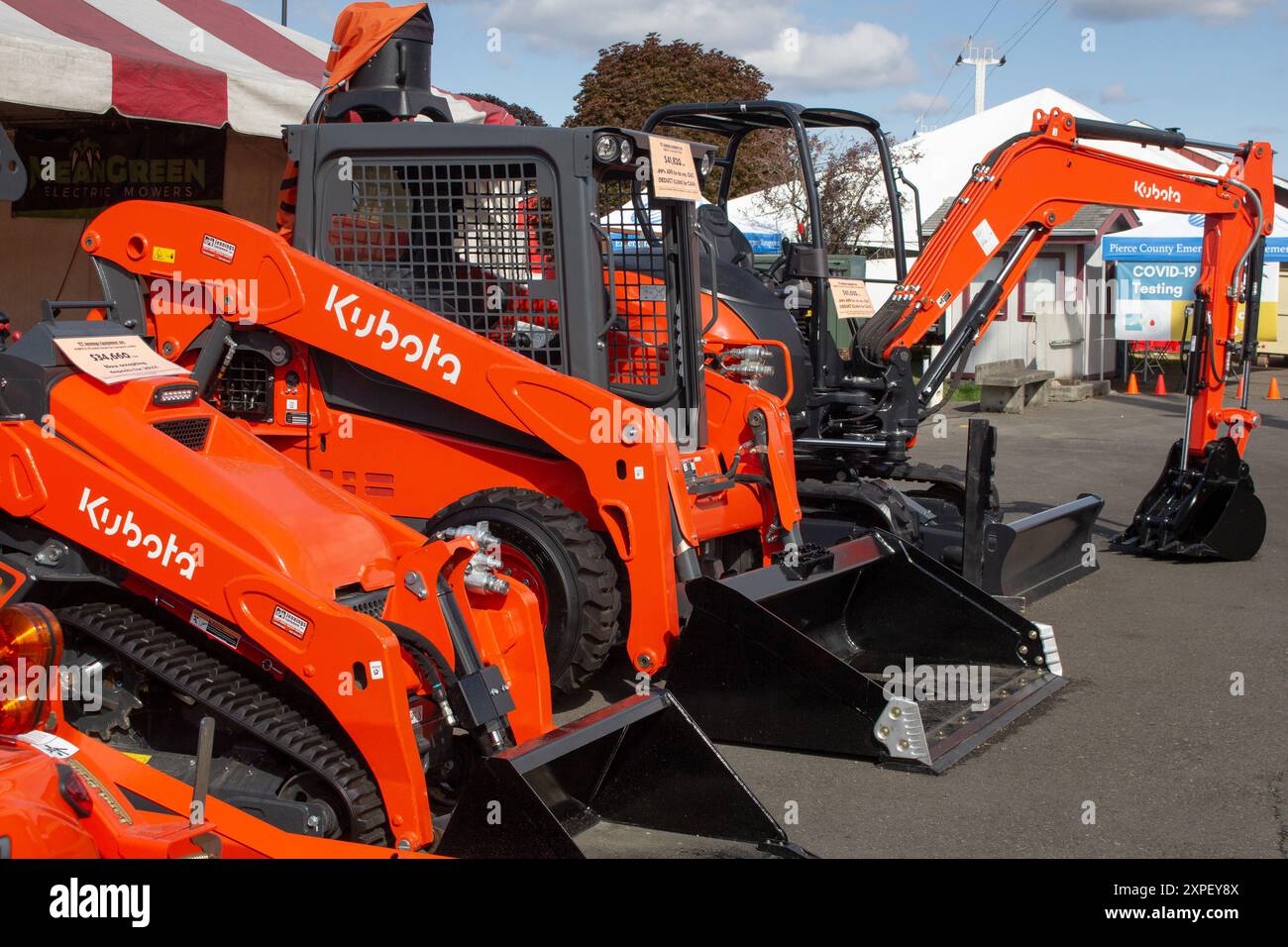 Puyallup, Washington, USA - 13.09.2021: Ein Blick auf eine Vielzahl von Kubota Wohnzugmaschinen, ausgestellt auf einer lokalen Messe. Stockfoto