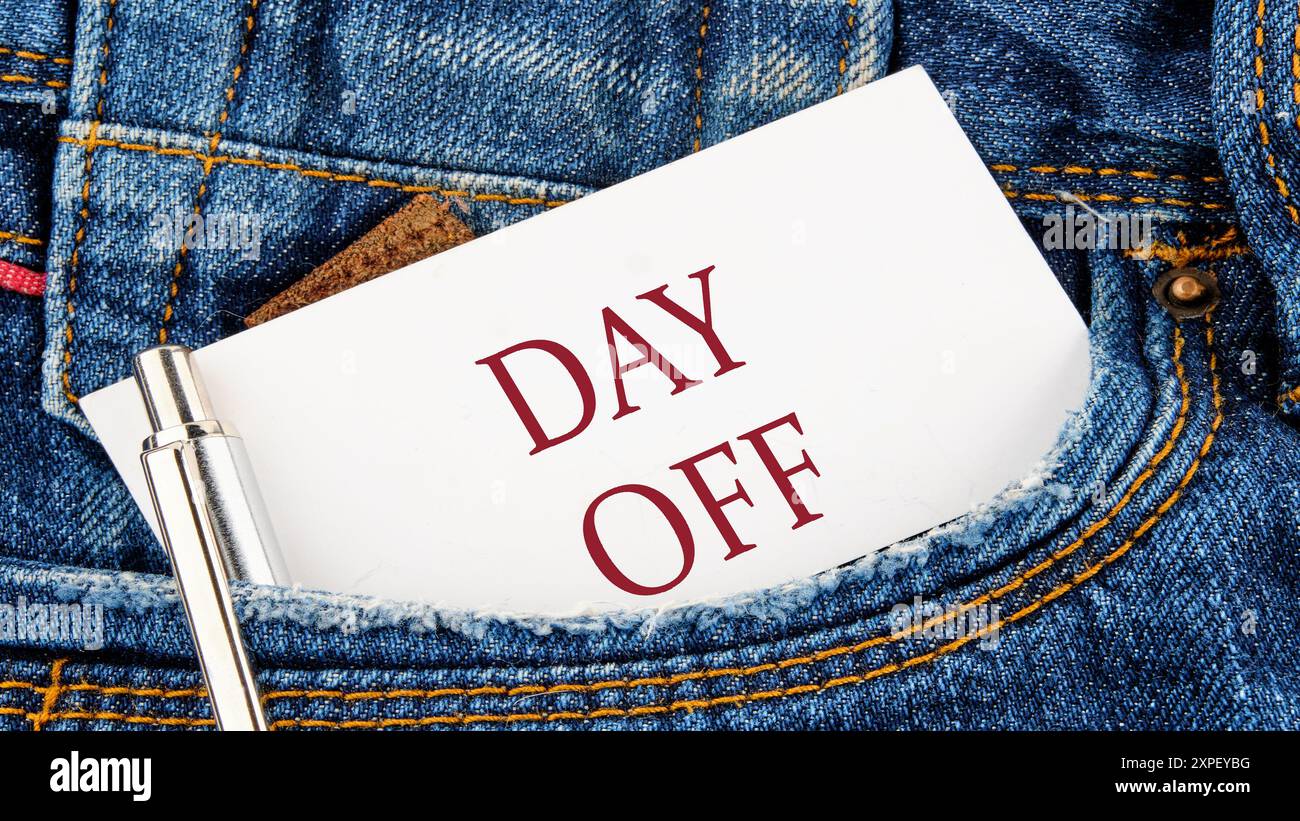 Business- und Day-Out-Konzept. Kopierbereich. Symbol für DEN FREIEN TAG auf einem Stück Papier aus einer Jeanstasche Stockfoto