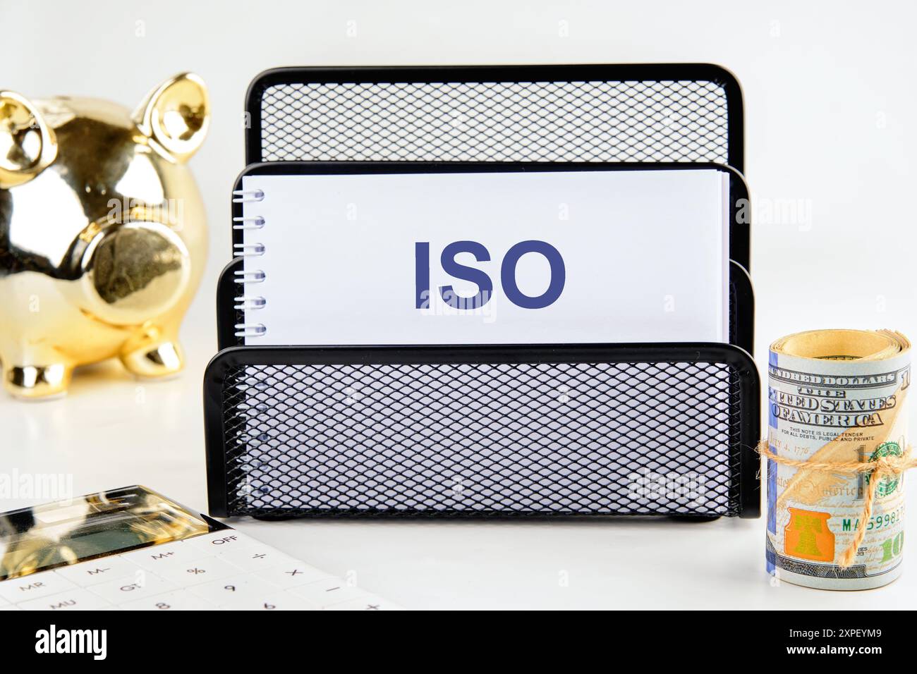 ISO-Servicekonzept. ISO in einem Notebook auf einem Ständer Stockfoto