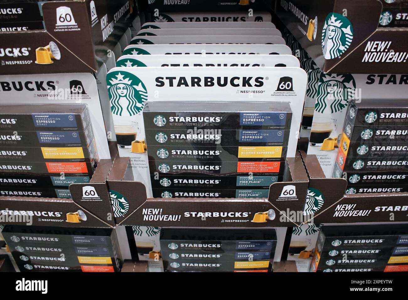 Los Angeles, Kalifornien, USA - 13.09.2021: Eine Ansicht mehrerer Pakete Starbucks Nespresso Kaffeekapseln im Store. Stockfoto