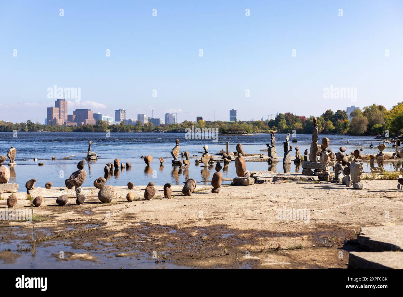 Ottawa, Kanada - 30. September 2023: REMIC Rapids Park am Ottawa River. Ausgeglichener Stein Stockfoto