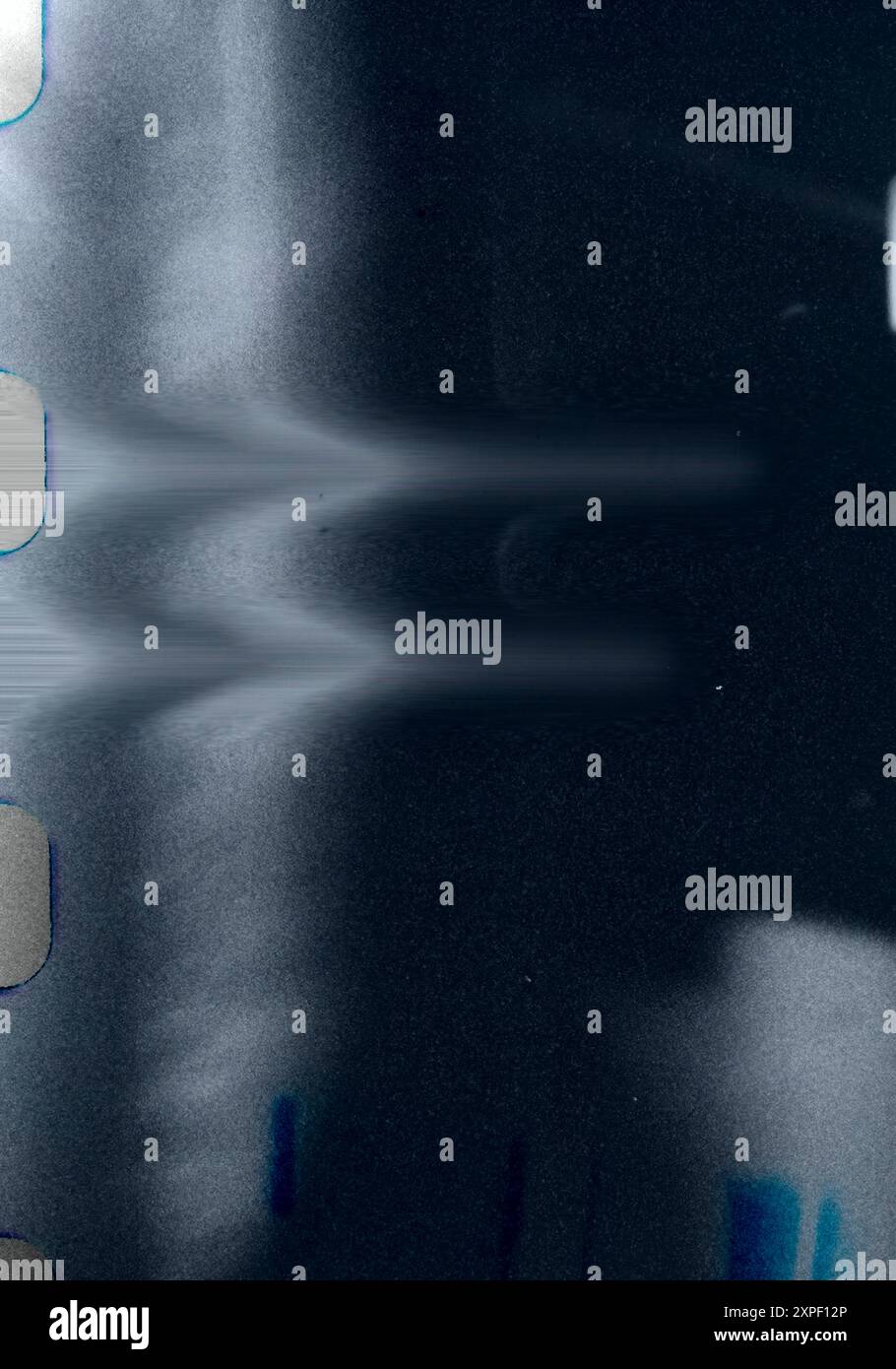 Staubige, zerkratzte und gescannte alte Filmstruktur. Negative Lichtaustritte des Films, Überlagerungseffekt Stockfoto