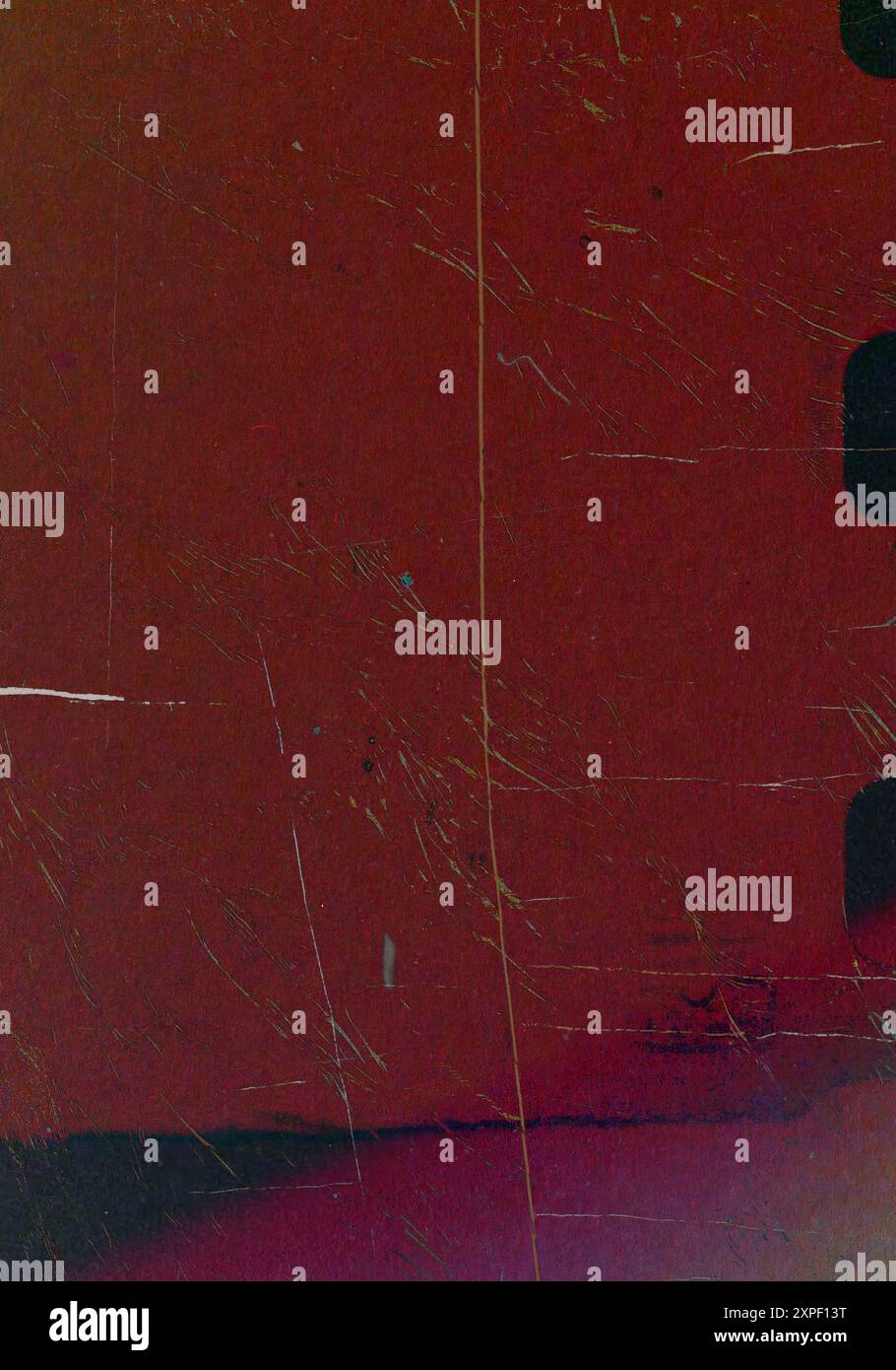 Old Rough Dirty Black Scratch Dust Grunge Black Distressed Noise Grain Overlay Textur Hintergrund. Roter Filmeffekt Stockfoto