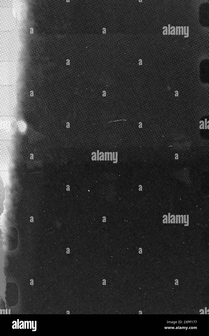 Alte schwarze leere, beschädigte Papierfotokarte, isoliert auf weiß. Raue Grunge Schäbig Zerkratzte Zerrissene Textur. Graue Überlagerungsoberfläche Stockfoto