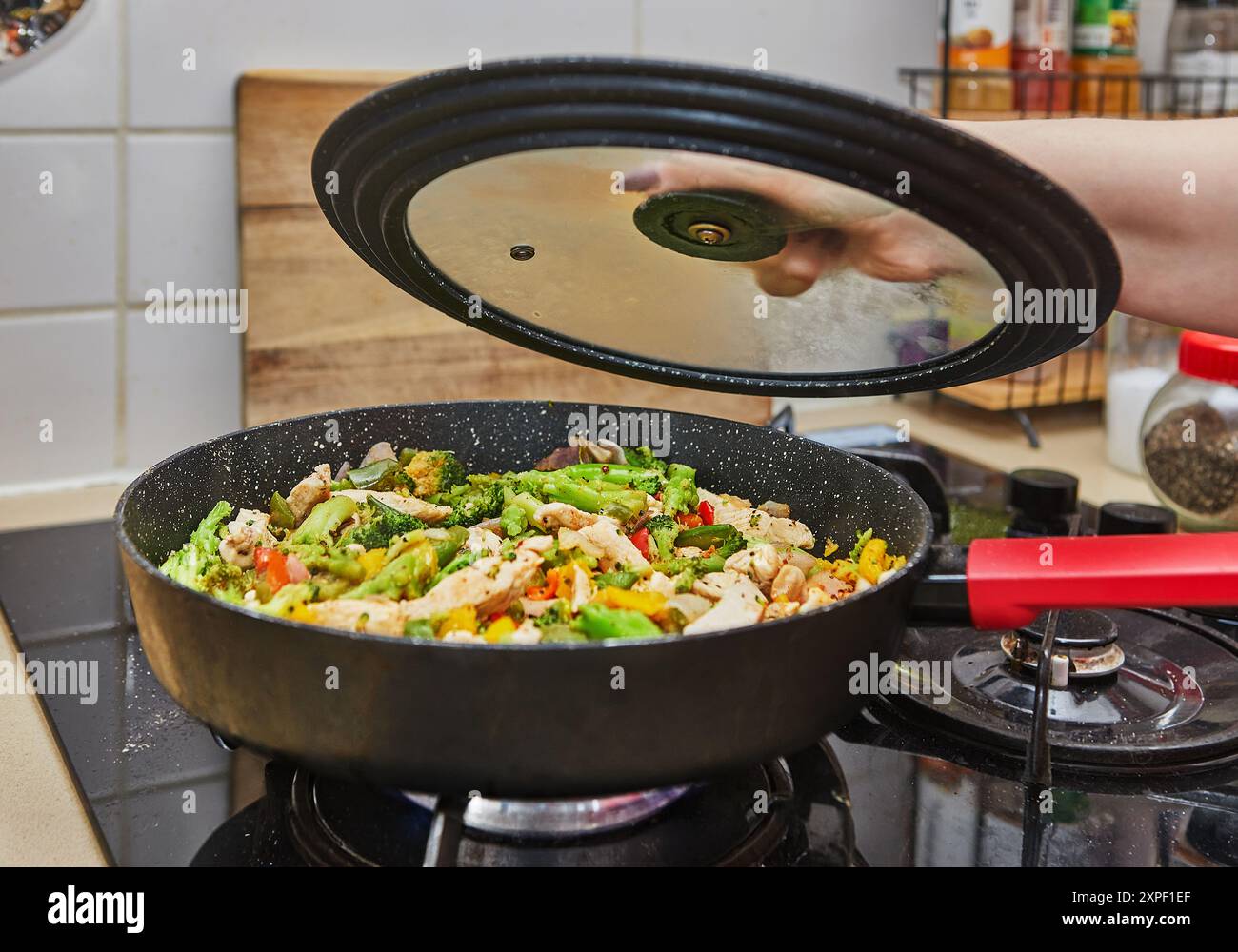 Rühren Sie Gemüse auf dem Herd an Stockfoto