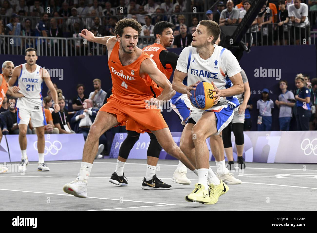 Paris, Frankreich. August 2024. Timothe Vergiat (FRA) gegen Jan Driessen (NED), 3x3 Basketball, Männer Bronze Medaillenspiel zwischen Frankreich und den Niederlanden während der Olympischen Spiele Paris 2024 am 5. August 2024 in La Concorde in Paris, Frankreich - Foto Michael Baucher/Panorama/DPPI Media Credit: DPPI Media/Alamy Live News Stockfoto