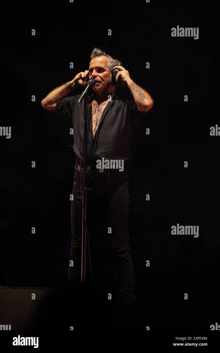 Baia Domizia, Italien. August 2024. Piero Pelù tritt während der Deserti Tour in der Arena dei Pini auf. (Foto: Francesco Cigliano SOPA/Images/SIPA USA) Credit: SIPA USA/Alamy Live News Stockfoto