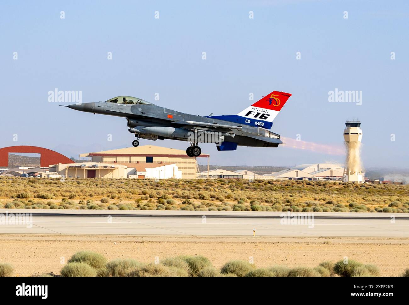 Am 11. Juli startet eine F-16C der 416. FLTS auf der Edwards Air Force Base in Kalifornien. (Luftwaffe Foto von Todd Schannuth) Stockfoto