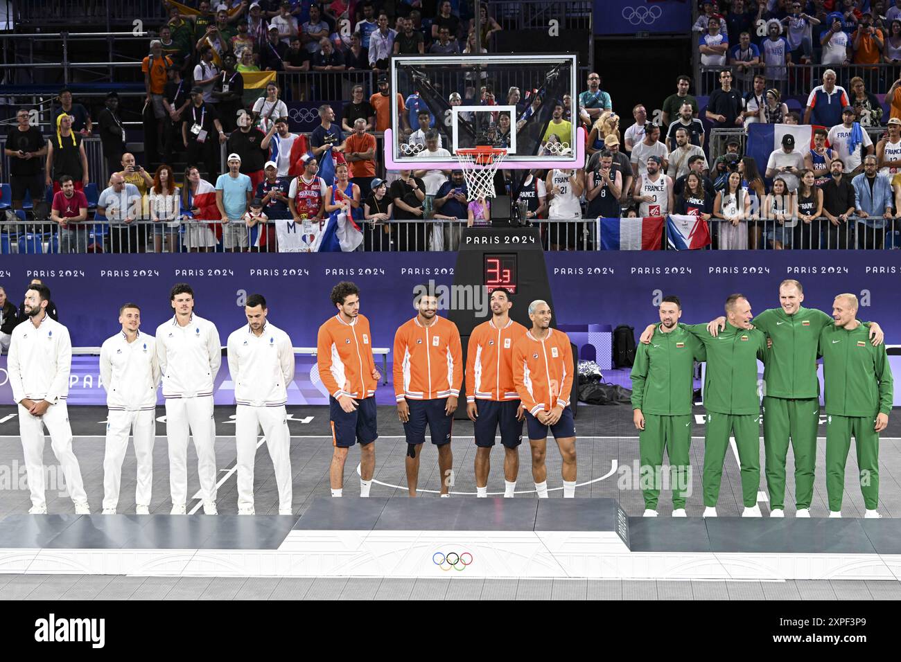 Paris, Frankreich. August 2024. Lucas Dussoulier, Timothe Vergiat, Jules Rambaut, Franck Seguela aus Frankreich Silbermedaille, Jan Driessen, DiMeo Van der Horst, Arvin Slagter, würdige de Jong aus den Niederlanden Goldmedaille, Sarunas Vingelis, Gintautas Matulis, Aurelijus Pukelis, Evaldas Dziaugys aus Litauen Bronzemedaille, 3x3 Basketball, Männer während der Olympischen Spiele Paris 2024 am 5. August 2024 in La Concorde in Paris, Frankreich - Foto Michael Baucher/Panorama/DPPI Media Credit: DPPI Media/Alamy Live News Stockfoto