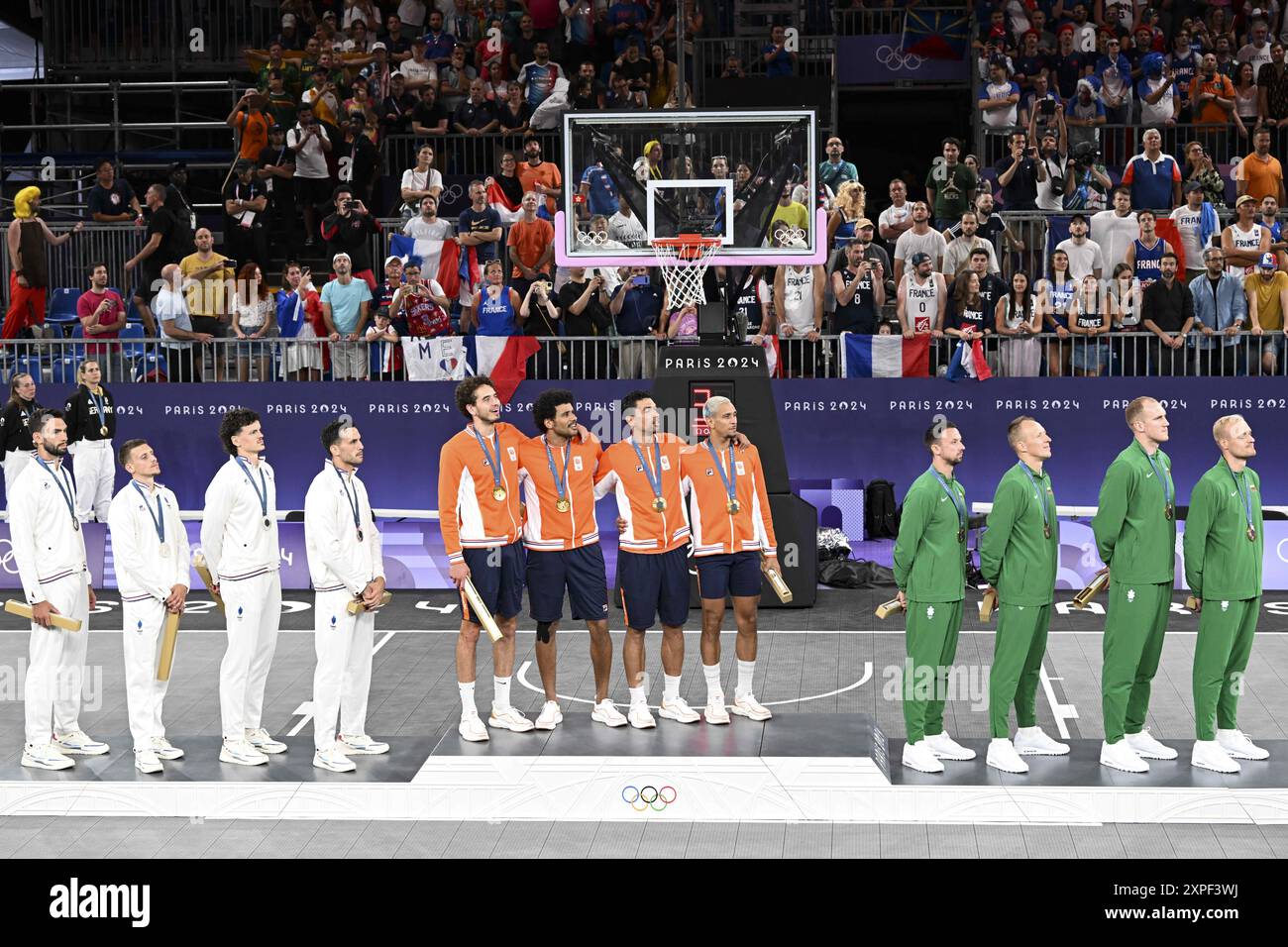 Paris, Frankreich. August 2024. Lucas Dussoulier, Timothe Vergiat, Jules Rambaut, Franck Seguela aus Frankreich Silbermedaille, Jan Driessen, DiMeo Van der Horst, Arvin Slagter, würdige de Jong aus den Niederlanden Goldmedaille, Sarunas Vingelis, Gintautas Matulis, Aurelijus Pukelis, Evaldas Dziaugys aus Litauen Bronzemedaille, 3x3 Basketball, Männer während der Olympischen Spiele Paris 2024 am 5. August 2024 in La Concorde in Paris, Frankreich - Foto Michael Baucher/Panorama/DPPI Media Credit: DPPI Media/Alamy Live News Stockfoto