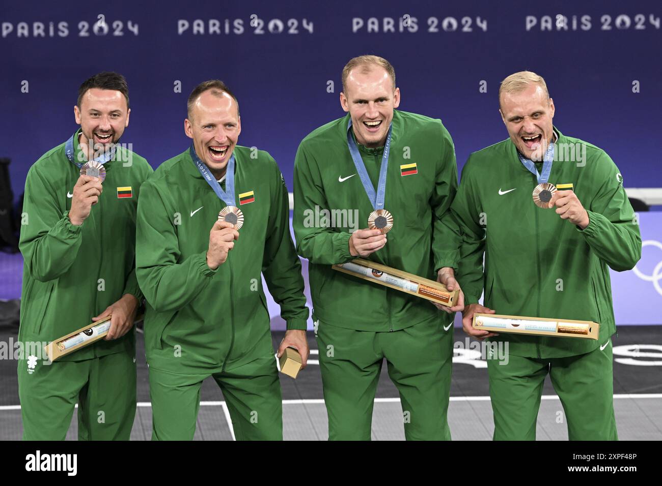 Sarunas Vingelis, Gintautas Matulis, Aurelijus Pukelis, Evaldas Dziaugys von Litauen Bronzemedaille, 3x3 Basketball, Men's während der Olympischen Spiele in Paris 2024 am 5. August 2024 in La Concorde in Paris, Frankreich Stockfoto