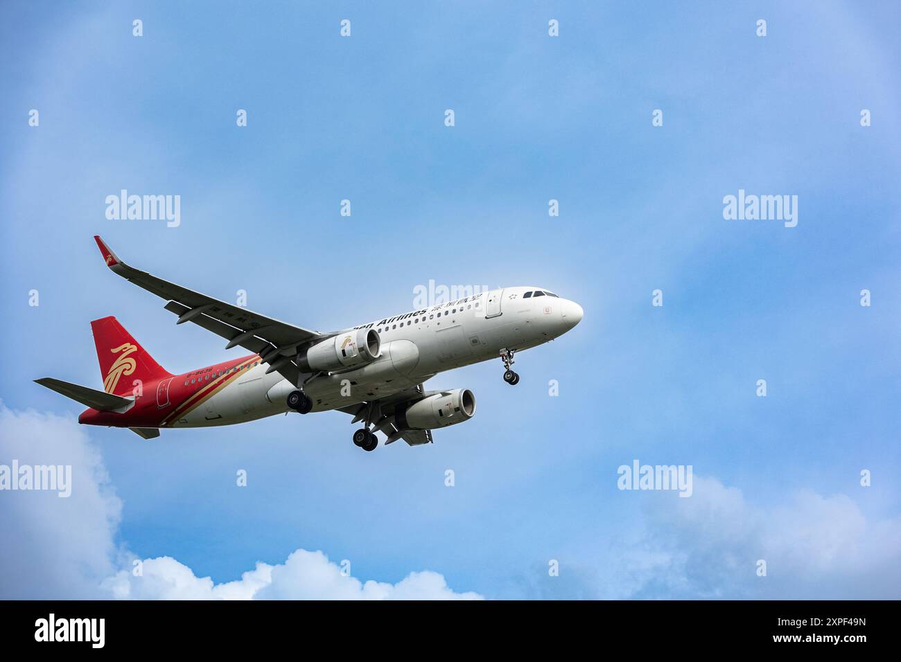 Shenzhen Airlines. Boeing 320 fliegt in der Luft mit Wolken im Hintergrund. Reisefoto, Kopierraum. Luftbus. Thailand Phuket 30. Juli 2024 Stockfoto
