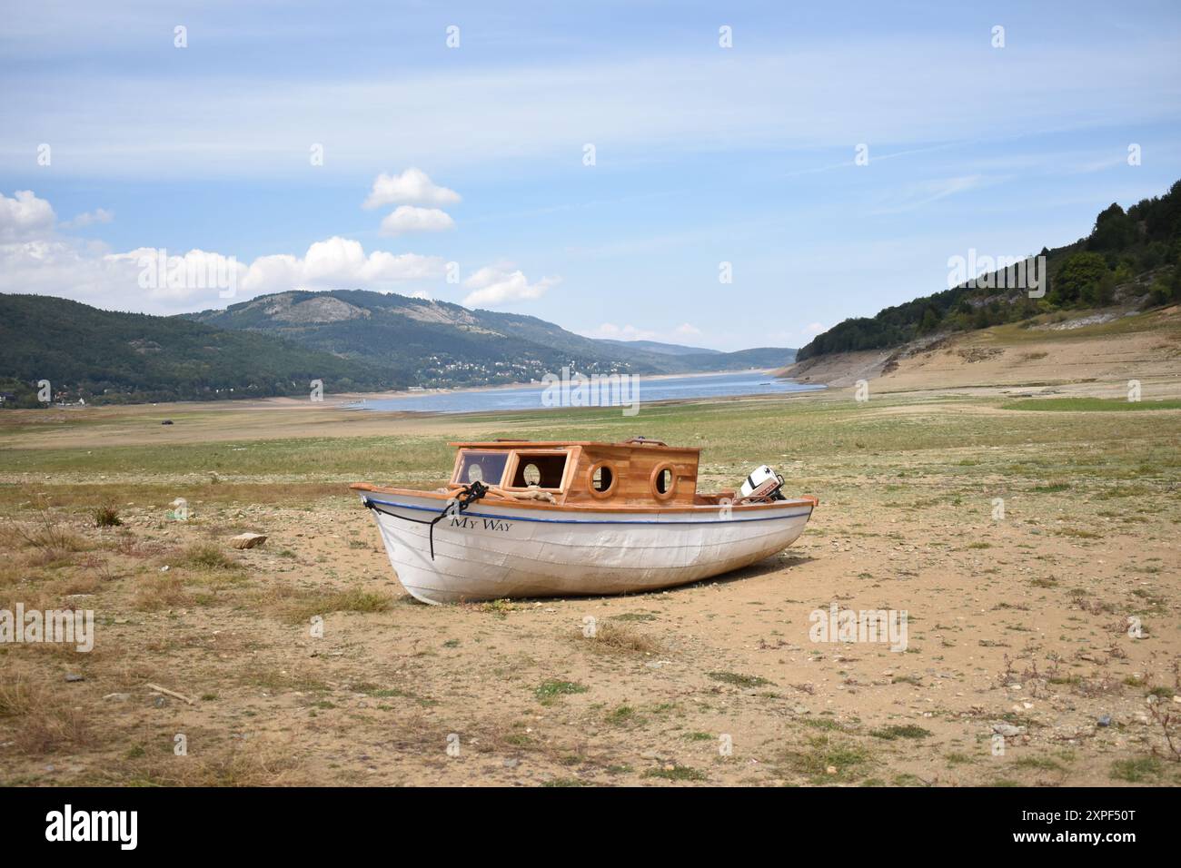 Das Boot ruht anmutig auf einem trockenen See Stockfoto