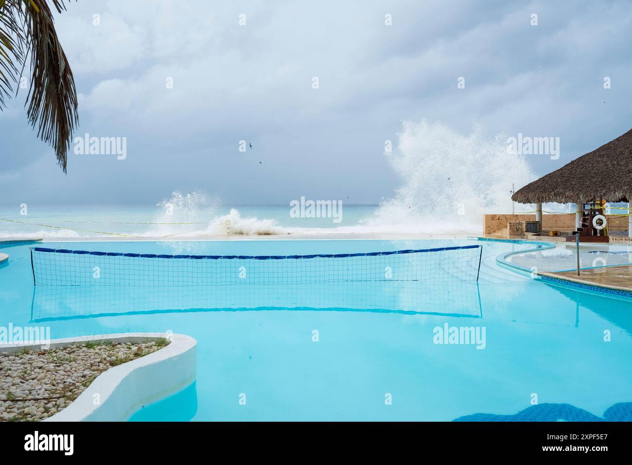 Schönes, schweres Meer, große Wellen krachen in den Pool, Regenwolken im Hintergrund, Hurrikan kam nahe der Küste der Dominikanischen Republik, Bayahibe. Stockfoto